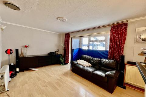 3 bedroom terraced house to rent, Midsummer Avenue, Hounslow TW4