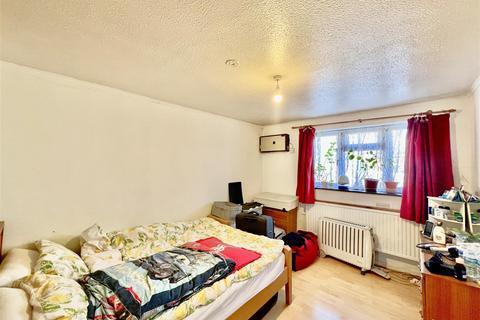 3 bedroom terraced house to rent, Midsummer Avenue, Hounslow TW4