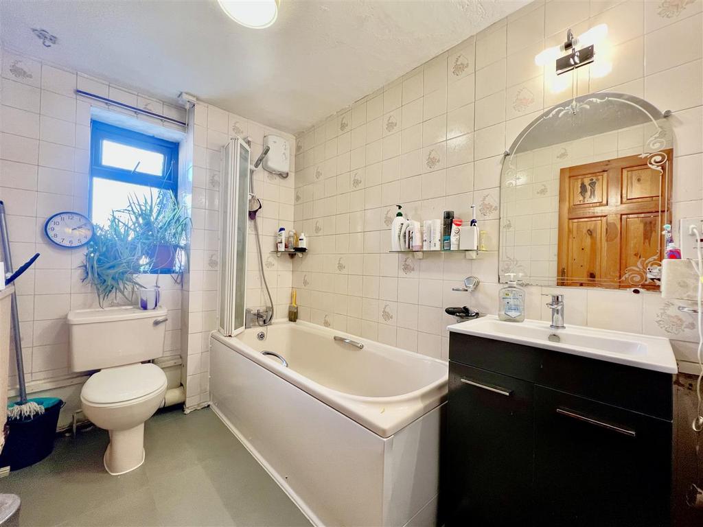 Family Bathroom/ WC