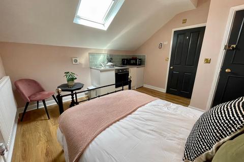 1 bedroom flat to rent, Sholebroke Mount, Leeds, UK, LS7