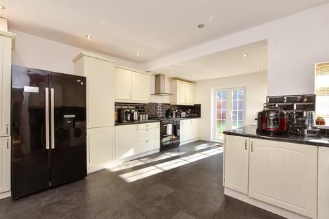 28 Kings Drive, Gravesend, DA12 5BG