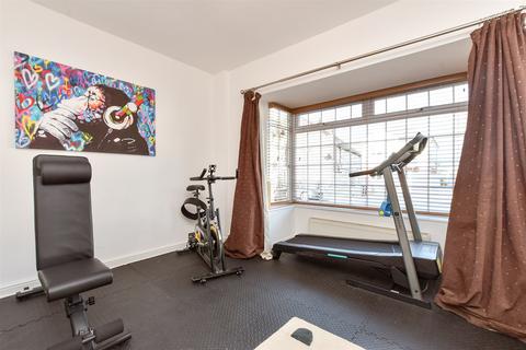 28 Kings Drive, Gravesend, DA12 5BG