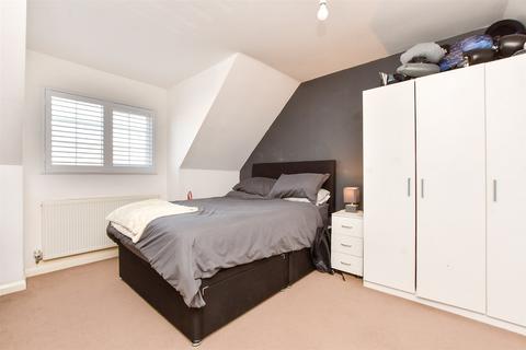 28 Kings Drive, Gravesend, DA12 5BG