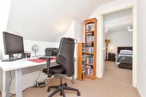 28 Kings Drive, Gravesend, DA12 5BG