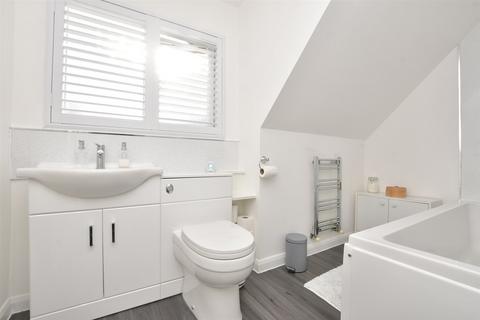 28 Kings Drive, Gravesend, DA12 5BG