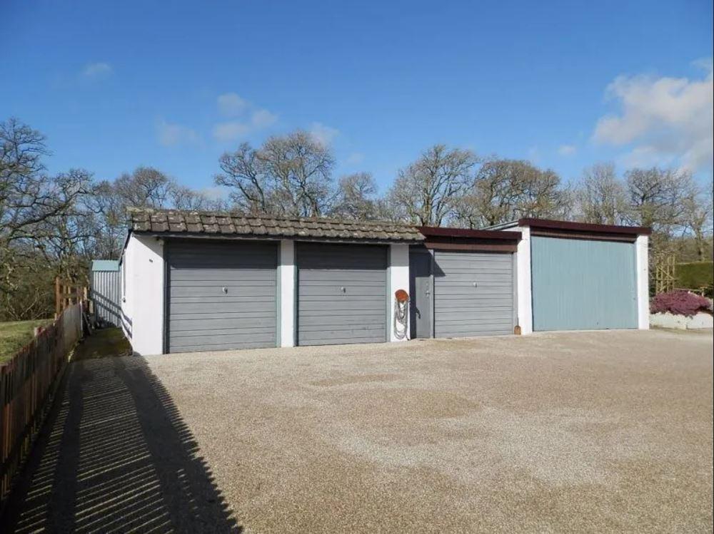 4 Garages / Workshops