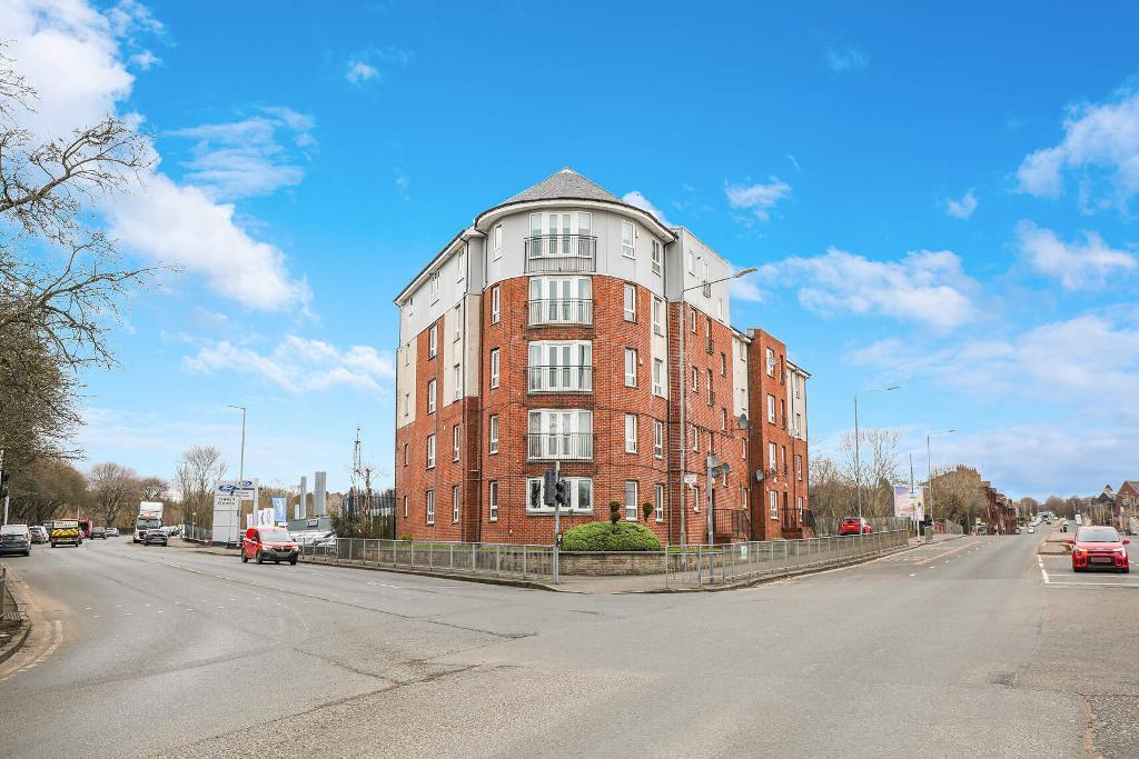 Cumbernauld Road, Riddrie, G33 2EA 2 bed flat - £129,950