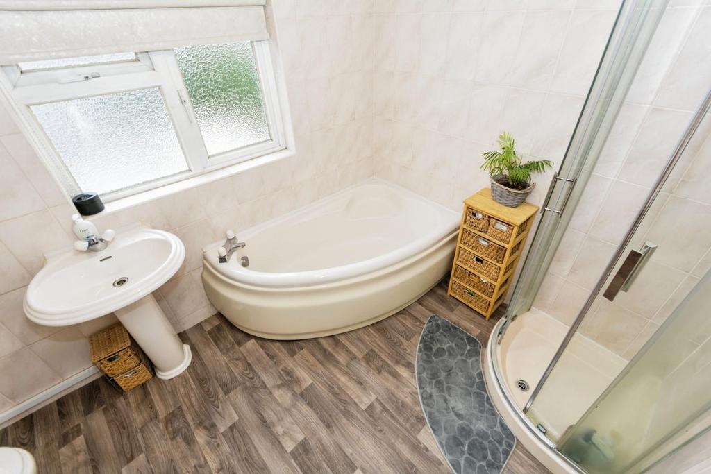Bathroom 2.jpg