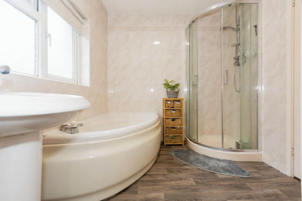 Bathroom 1.jpg