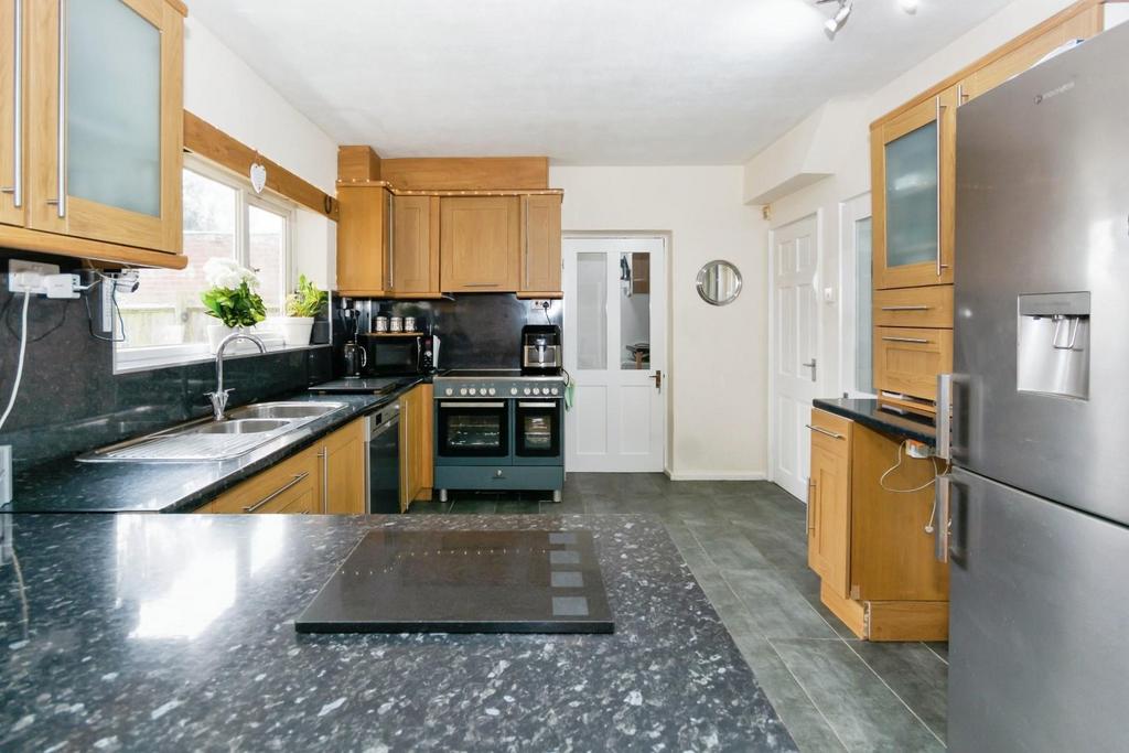Kitchen 2.jpg