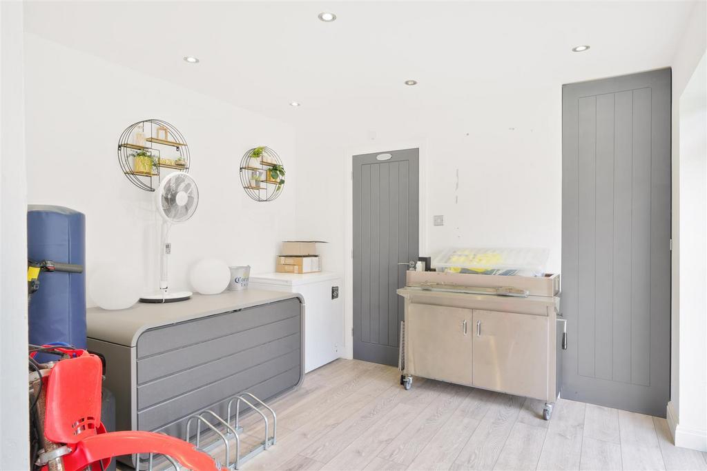 42 Sinclair Road - d Iv YJ4f Uj1 Uvjn Mo0z Sy.jpg