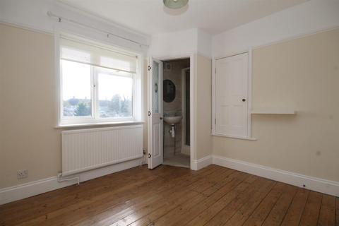 2 bedroom end of terrace house to rent, Shap Crescent, Carshalton