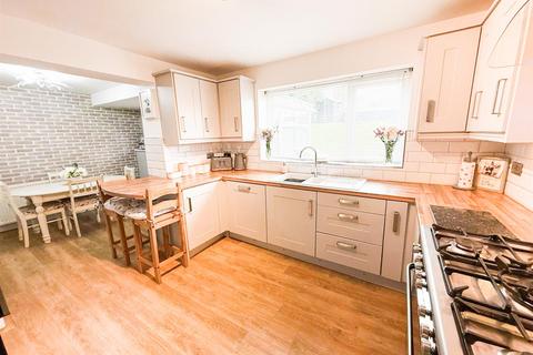 4 bedroom semi-detached house for sale, Thornhill Road, Steeton,