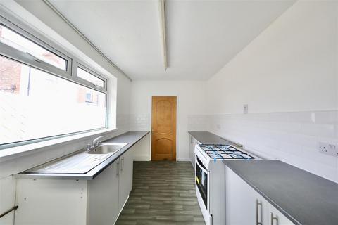 2 bedroom end of terrace house to rent, Rosmead Street, Hull