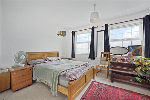 3 bedroom maisonette for sale, Lilian Close, London