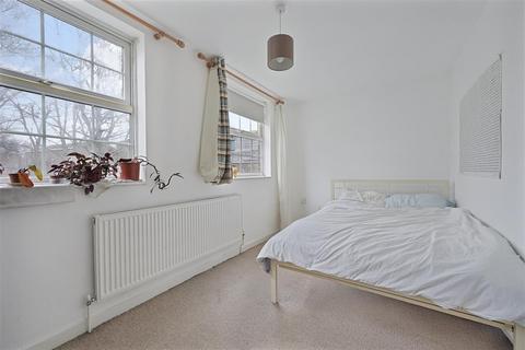 3 bedroom maisonette for sale, Lilian Close, London