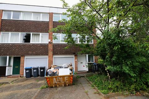 3 bedroom end of terrace house to rent, Chichele Gardens, Croydon