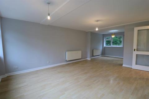 3 bedroom end of terrace house to rent, Chichele Gardens, Croydon