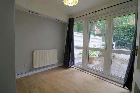 3 bedroom end of terrace house to rent, Chichele Gardens, Croydon