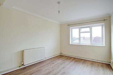 2 bedroom flat to rent, Meadfield Road, Slough SL3