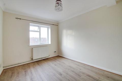 2 bedroom flat to rent, Meadfield Road, Slough SL3