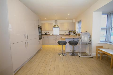 4 bedroom detached house for sale, Wheldon Road, Castleford