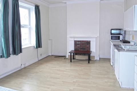 Studio to rent, Fulham Palace Road,  London, W6