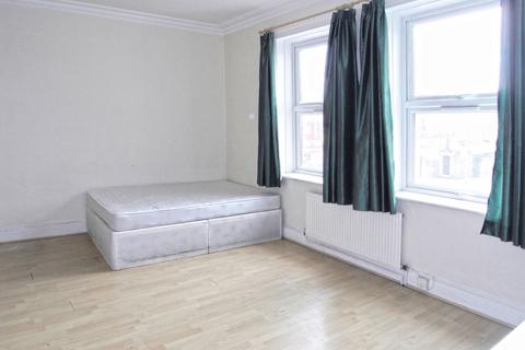 Studio to rent, Fulham Palace Road,  London, W6