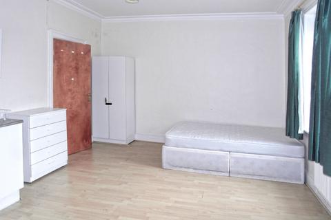 Studio to rent, Fulham Palace Road,  London, W6