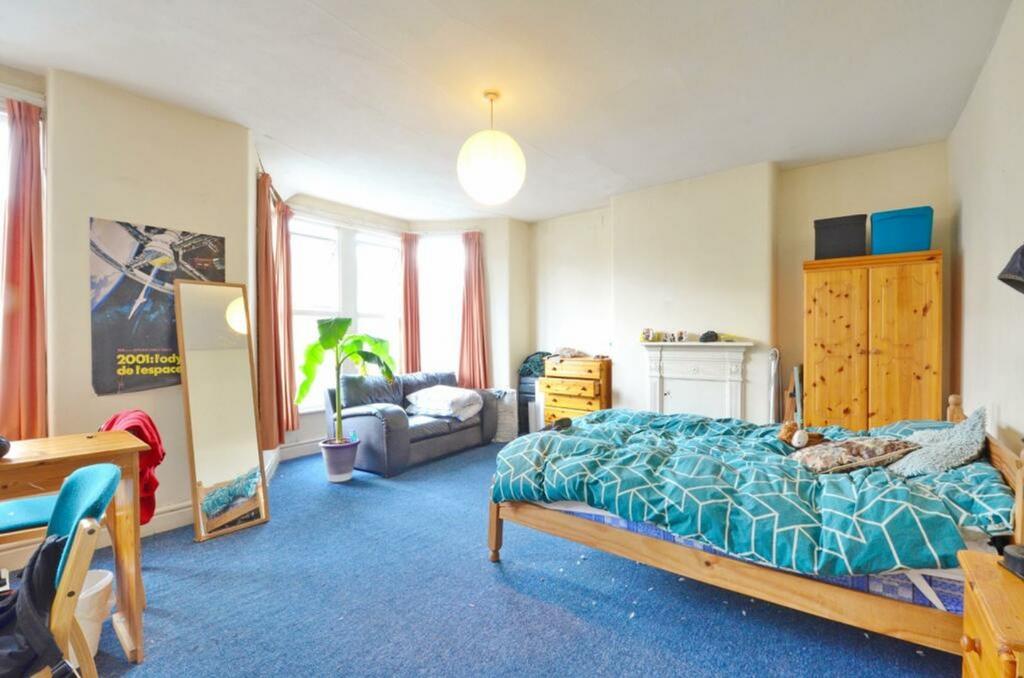 A spacious and bright large double bedroom, per...