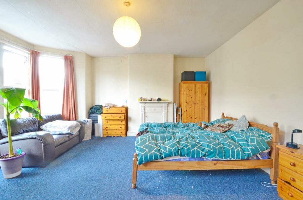 A spacious and inviting large double bedroom wi...