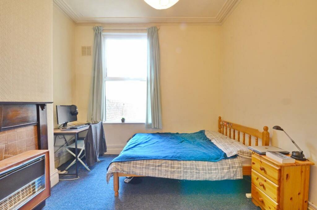 A bright and inviting double bedroom perfect fo...