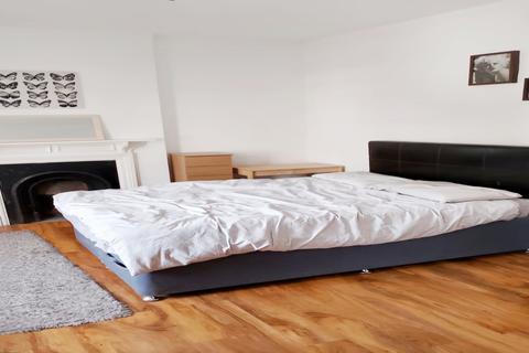 1 bedroom in a house share to rent, London, SW17