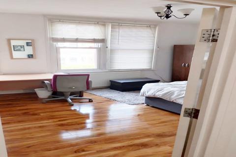 1 bedroom in a house share to rent, London, SW17