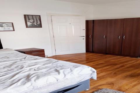 1 bedroom in a house share to rent, London, SW17