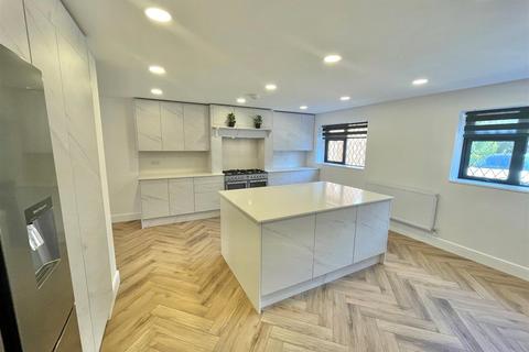5 bedroom detached house to rent, Woodside, Elstree, Borehamwood, Hertfordshire, WD6