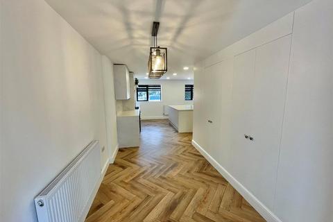 5 bedroom detached house to rent, Woodside, Elstree, Borehamwood, Hertfordshire, WD6