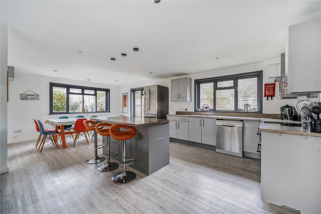Kitchen / Dining Rm