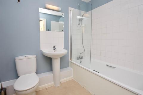 2 bedroom flat to rent, St. George Wharf, London