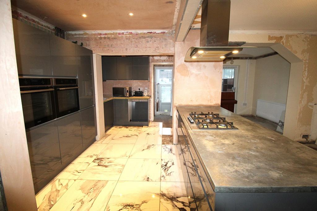 L-Shaped Open-Plan Kitchen/living/dining Space