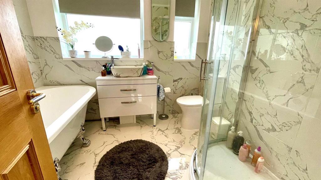 Ground floor 4 piece bathroom in white
