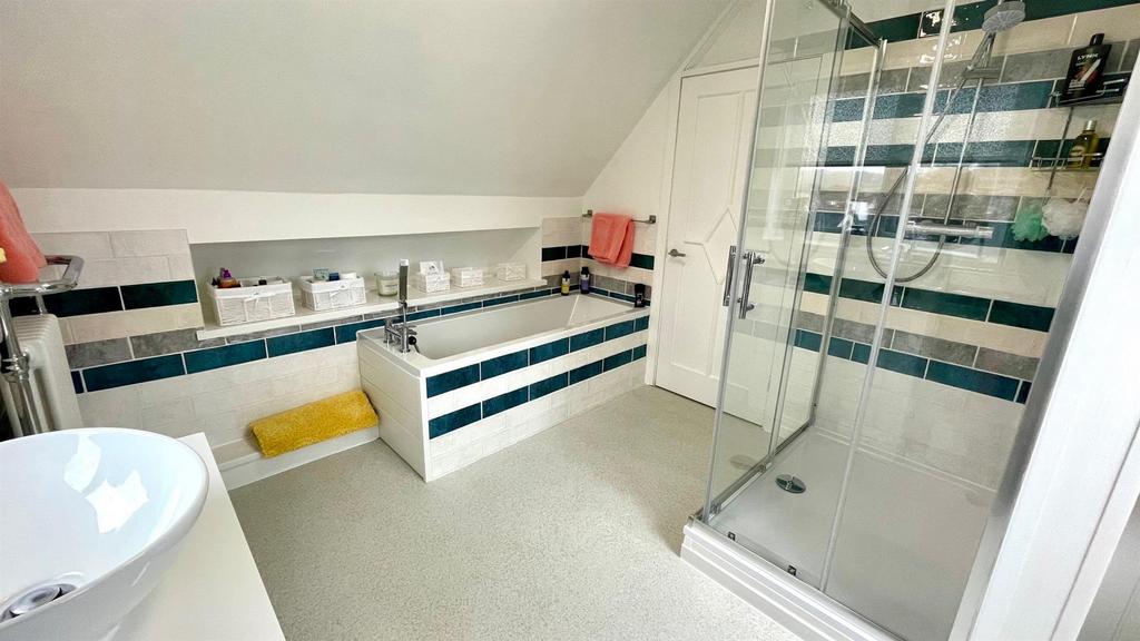 En suite 4 piece bathroom in white