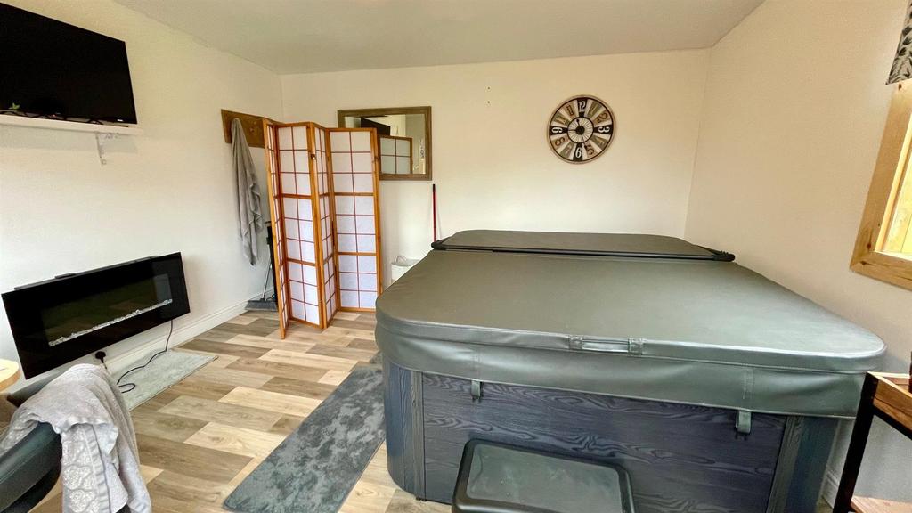 Jacuzzi in summerhouse