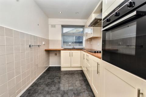 2 bedroom flat for sale, Chiswick Place, Eastbourne