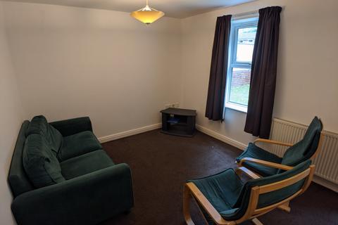 3 bedroom flat to rent, Wilbraham Road, Manchester M14