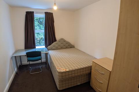 3 bedroom flat to rent, Wilbraham Road, Manchester M14
