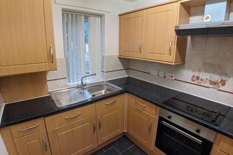 3 bedroom flat to rent, Wilbraham Road, Manchester M14