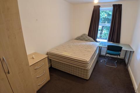 3 bedroom flat to rent, Wilbraham Road, Manchester M14
