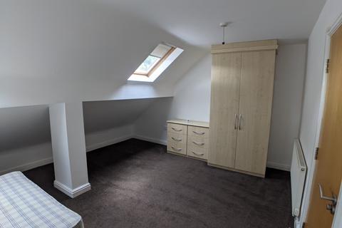 3 bedroom flat to rent, Wilbraham Road, Manchester M14