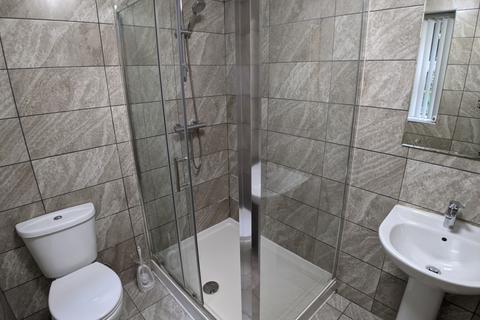 3 bedroom flat to rent, Wilbraham Road, Manchester M14